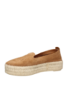 Alpargata de cuero camel para mujer, estilo casual chic, diseñada para comodidad y versatilidad en eventos informales.