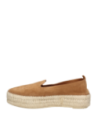 Calzado casual de mujer, alpargata camel en cuero, destacando su plataforma de yute y estética contemporánea.