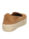 Alpargata de cuero camel para mujer, con diseño minimalista y suela de yute, perfecta para ocasiones informales.
