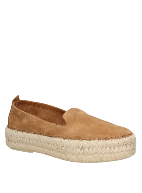 Alpargata casual de mujer, color camel, cuero, suela de yute trenzado con toque artesanal.