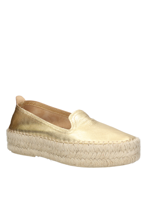 Alpargata de mujer en color oro, confeccionada en cuero, destaca por su diseño minimalista y sofisticado.