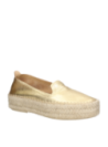 Alpargata de mujer en color oro, confeccionada en cuero, destaca por su diseño minimalista y sofisticado.