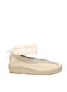 Diseño clásico de alpargata beige con detalles en cuero y textil, ideal para un look casual y elegante con suela de esparto.