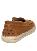 Alpargata masculina en cuero gamuzado café, perfecta para ocasiones informales y paseos al aire libre.