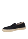 Calzado casual masculino en azul marino, cuero gamuzado, suela de yute, combina con jeans o bermudas para un estilo relajado.