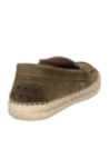 Alpargata de hombre en cuero gamuzado verde, costuras artesanales y suela de yute, perfecta para un look veraniego.