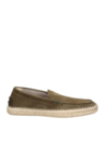 Calzado casual masculino en cuero gamuzado verde, ideal para ocasiones informales, con diseño sencillo y sofisticado.