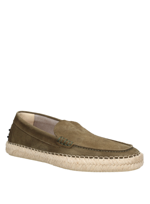 Alpargata verde de cuero gamuzado para hombre, estilo casual-chic, con costuras visibles y suela de yute tradicional.