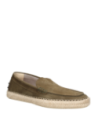 Alpargata verde de cuero gamuzado para hombre, estilo casual-chic, con costuras visibles y suela de yute tradicional.