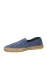 Alpargata azul de cuero para hombre, estilo casual con detalles artesanales y suela de yute, perfecta para un look relajado.