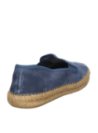 Alpargata de cuero azul para hombre, estilo rústico y atemporal, combina con pantalones de lino o jeans arremangados.