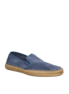 Alpargata azul de cuero gamuzado para hombre con diseño clásico y costuras visibles, ideal para un estilo casual elegante.