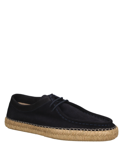 Alpargata azul marino de hombre, estilo casual, confeccionada en cuero gamuzado con costura visible en el empeine.
