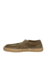 Alpargata casual verde para hombre, cuero gamuzado, costura artesanal, suela rústica para exterior.