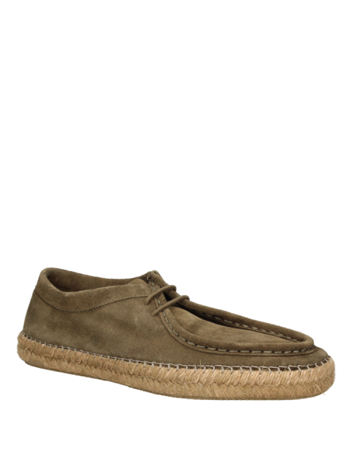 Alpargata verde de hombre en cuero gamuzado, estilo casual, con costura visible en el empeine y suela trenzada espartana.