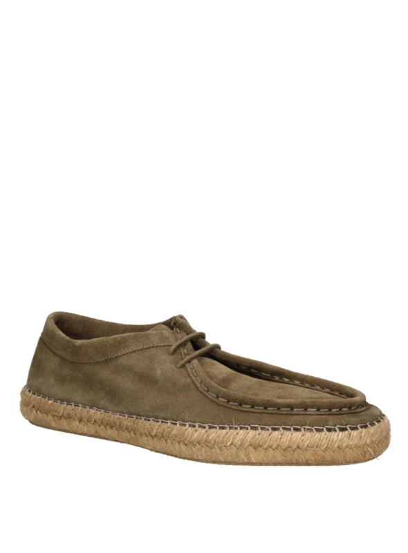 Alpargata de hombre color café, casual y bohemia, hecha de cuero gamuzado con costura visible y suela trenzada espartana.