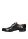 Zapato de cuero negro para hombre, minimalista y sobrio, adecuado para reuniones de trabajo importantes.