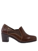 Zapato femenino café, diseño semi-formal con puntera redondeada y tacón medio, perfecto para combinar con jeans o faldas.