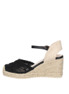 Calzado casual negro para mujer con bordados en el frente y correa ajustable, perfecto para un look veraniego.