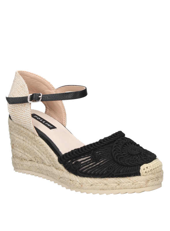 Alpargata negra para mujer con bordados, suela de plataforma de cuerda y correa ajustable.