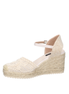 Alpargata casual beige con diseño bohemio, bordados y correa, perfecta para un paseo o salida con amigos.