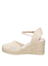 Zapato tipo alpargata beige para mujer, estilo boho-chic, con bordados y correa, ideal para eventos informales.