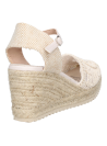 Alpargata beige femenina con detalles artesanales y suela de cuerda, perfecta para combinar con ropa veraniega.