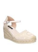 Alpargata beige para mujer con bordados circulares y espirales, diseño boho-chic casual con correa ajustable.