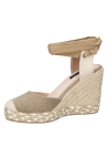 Diseño sofisticado de alpargata beige para mujer con detalles modernos, ideal para reuniones casuales y salidas.