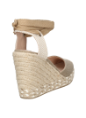 Alpargata casual beige de mujer con punta cerrada y exterior textil, adecuada para eventos veraniegos y paseos.