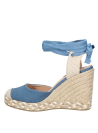 Alpargata azul de mujer, tejido exterior y plataforma artesanal. Ideal para paseos urbanos o reuniones al aire libre.
