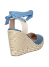 Alpargata de mujer azul, versátil para ocasiones casuales y eventos veraniegos, con diseño bohemio y toque sofisticado.