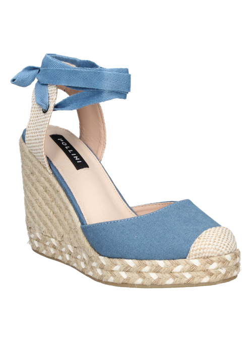 Alpargata azul de mujer estilo casual boho-chic, con plataforma de yute trenzado y punta cerrada en diseño clásico de cuña.