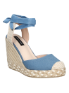 Alpargata azul de mujer estilo casual boho-chic, con plataforma de yute trenzado y punta cerrada en diseño clásico de cuña.