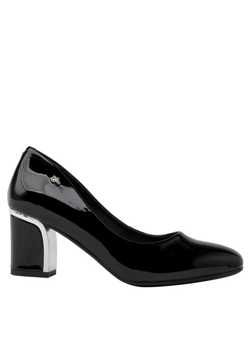 Elegante zapato de mujer en cuero negro charol, ideal para oficina y eventos formales, con diseño minimalista.
