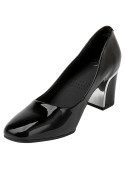 Zapato de mujer negro de cuero charol, con adorno lateral, combina con trajes sastre y vestidos elegantes.