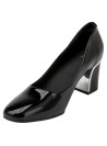 Zapato de mujer negro de cuero charol, con adorno lateral, combina con trajes sastre y vestidos elegantes.
