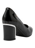 Zapato de mujer negro de charol, clásico, punta redondeada, ideal para eventos formales y semi-formales.