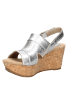 Sandalia de cuero plata para mujer, estilo informal, con taco cuña de 8 cm y punta abierta.