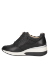 zapatilla de cuero negro para mujer, versátil para eventos sociales informales, destacando su diseño moderno y práctico.