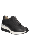 zapatilla urbana de cuero negro con suela gruesa y elevada, combinando comodidad deportiva con un toque casual.