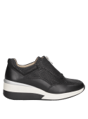 zapatilla negra de cuero con líneas limpias y costuras visibles, perfecta para un look athleisure elegante y moderno.