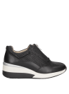 zapatilla negra de cuero con líneas limpias y costuras visibles, perfecta para un look athleisure elegante y moderno.