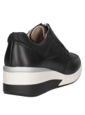 Zapatilla slip-on de cuero negro para mujer, con cierre decorativo. Ideal para un estilo urbano y sofisticado.