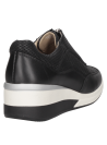 Zapatilla slip-on de cuero negro para mujer, con cierre decorativo. Ideal para un estilo urbano y sofisticado.
