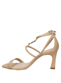 Tacón medio en sandalia de cuero beige, estilo casual y elegante para ocasiones especiales, con diseño limpio y moderno.