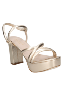 Calzado de cuero oro con estilo block heel, versátil para looks formales o casuales con un toque sofisticado.
