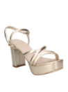 Calzado de cuero oro con estilo block heel, versátil para looks formales o casuales con un toque sofisticado.
