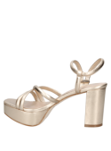Elegante sandalia de taco ancho y alto, color oro, ideal para eventos formales o salidas nocturnas.