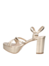 Elegante sandalia de taco ancho y alto, color oro, ideal para eventos formales o salidas nocturnas.